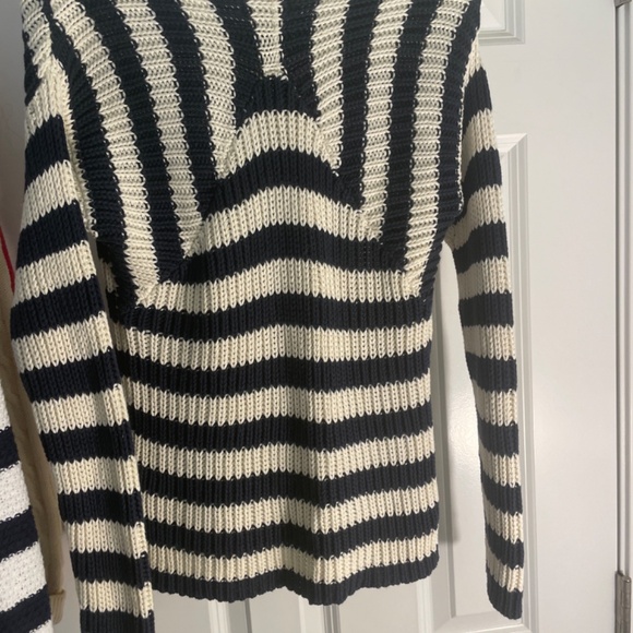 Hinge sweater worn once. Excellent condition - Picture 3 of 3